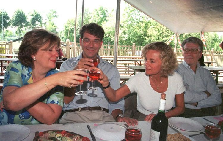 Elisabeth Guigou (D) trinque, sous le regard d'Arnaud Montebourg (G) et de Pierre Joxe (D), avec Bettina Laville (G), conseillère de Lionel Jospin, le 22 août 1999, à l'occasion de la Fête de la rose des socialistes de Saône-et-Loire à Frangy-en-Bresse.