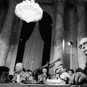 Le président de la Fed, Paul Volcker, auditionné par le Sénat américain en 1983. Trois ans avant, il avait monté les taux d'intérêt jusqu'à 19 %, terrassant l'inflation mais cassant l'activité économique.