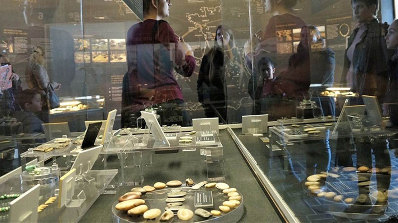 Le musée de la préhistoire situé à Carnac présente au public 6.000 objets archéologiques.