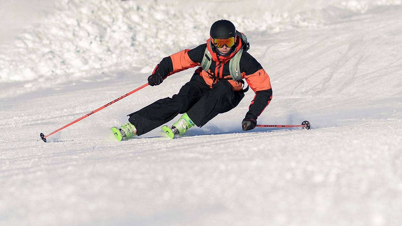 Le freerider, Victor Lourdel, 25 ans, à Avoriaz en décembre 2021, sur les skis pliants Voyager.