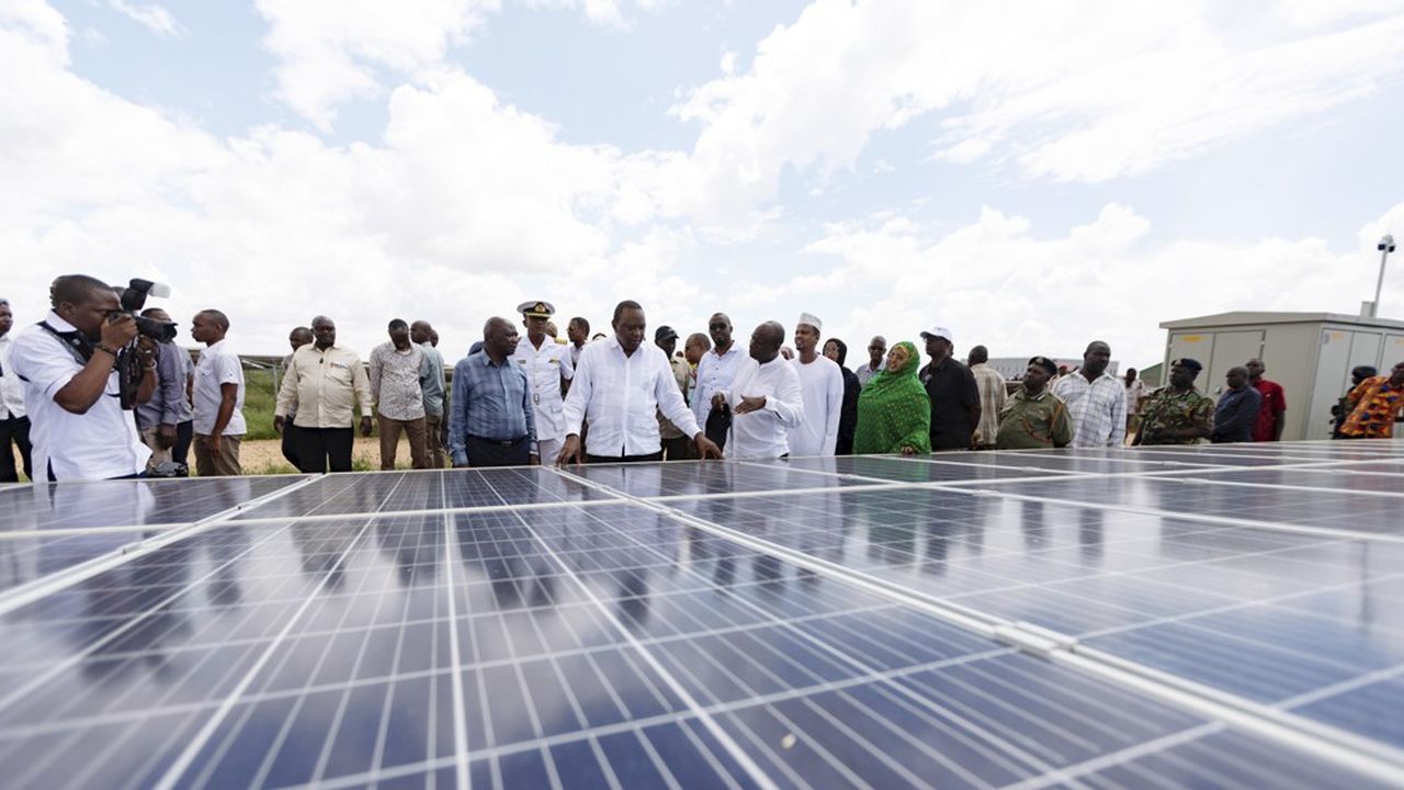 Inauguration d'une centrale solaire à Garissa, Kenya, financée par des prêts chinois, décembre 2019.