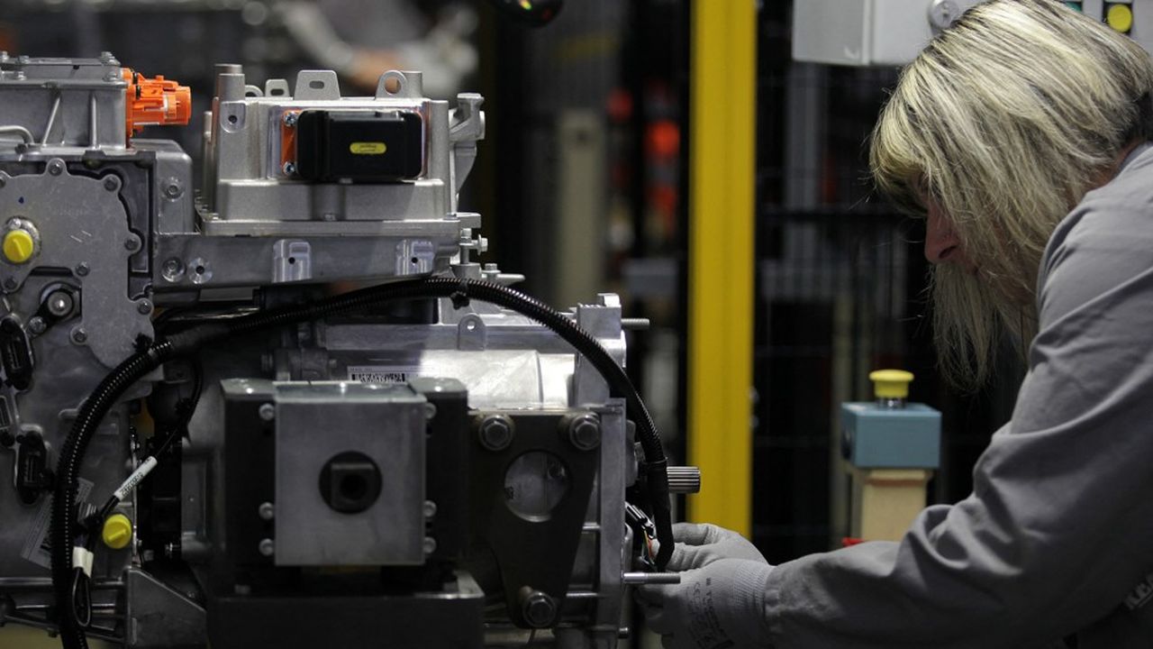 L'usine Renault de Cléon, spécialisée depuis soixante ans dans les moteurs et les boîtes de vitesses, est en train de basculer vers l'électrique.