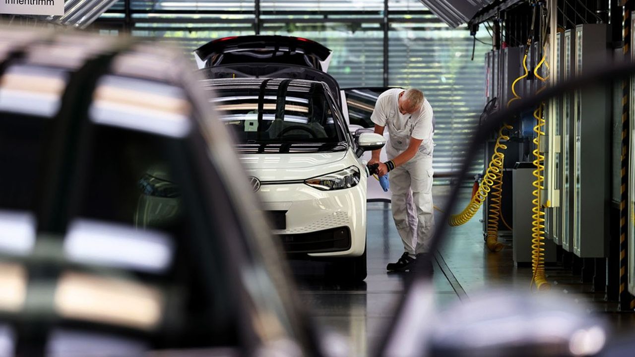 Moteur de croissance, l'industrie automobile a vu les immatriculations nouvelles chuter en 2021 de 10,1 % sur un an.
