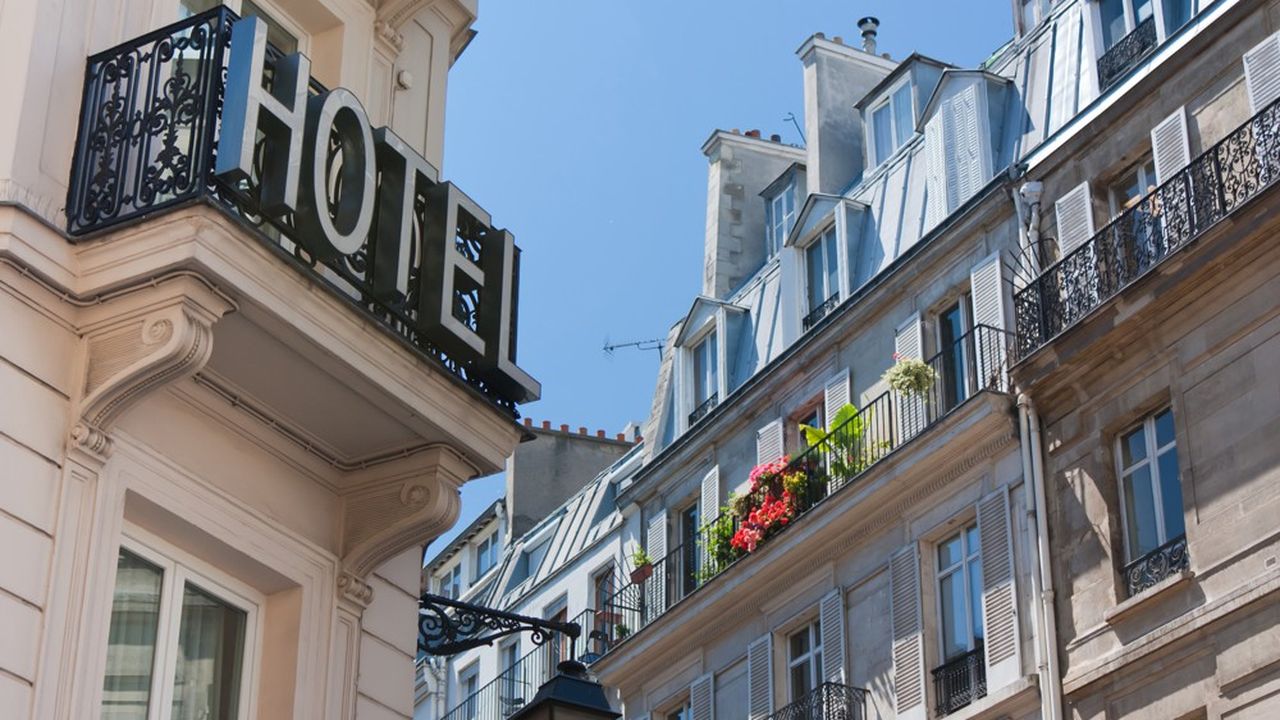 Dans un contexte à nouveau déprimé, les hôteliers parisiens ont mis en place ou préparent des mesures d'ajustement : fermeture temporaire, recours au chômage ou encore réduction du service de restauration.