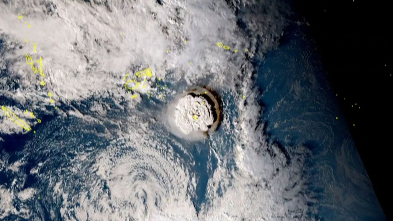 Le volcan sous-marin Hunga-Tonga-Hunga-Ha'apai est situé à environ 65 km de la capitale tongienne Nuku'alofa.