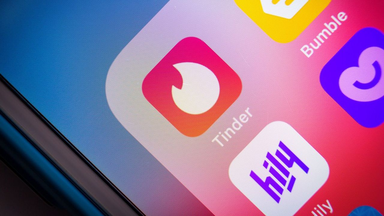 Apple force les spécialistes de la rencontre en ligne (comme Tinder) à développer une application spécifique pour le marché local.