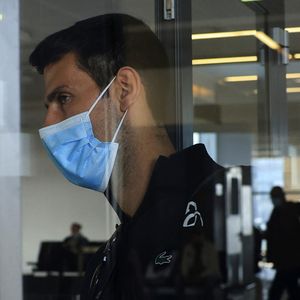 Novak Djokovic est arrivé en Australie le 5 janvier dernier, en croyant qu'il pourrait s'affranchir de la double vaccination imposée à tout voyageur débarquant dans le pays-continent.