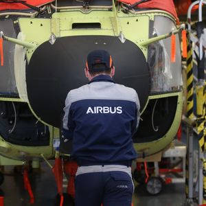 Un employé d'Airbus Helicopters sur la chaîne d'assemblage de Marignane.
