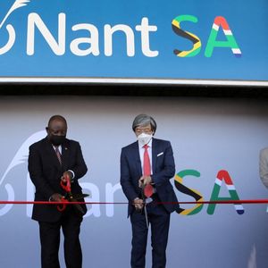 Patrick Soon-Shiong (au centre, à droite) a inauguré le futur site de production aux côtés du président sud-africain Cyril Ramaphosa.