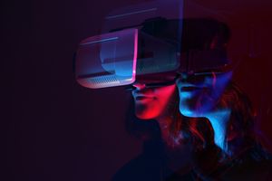 Les lunettes de réalité virtuelle permettent l'expérience immersive dans le métavers.