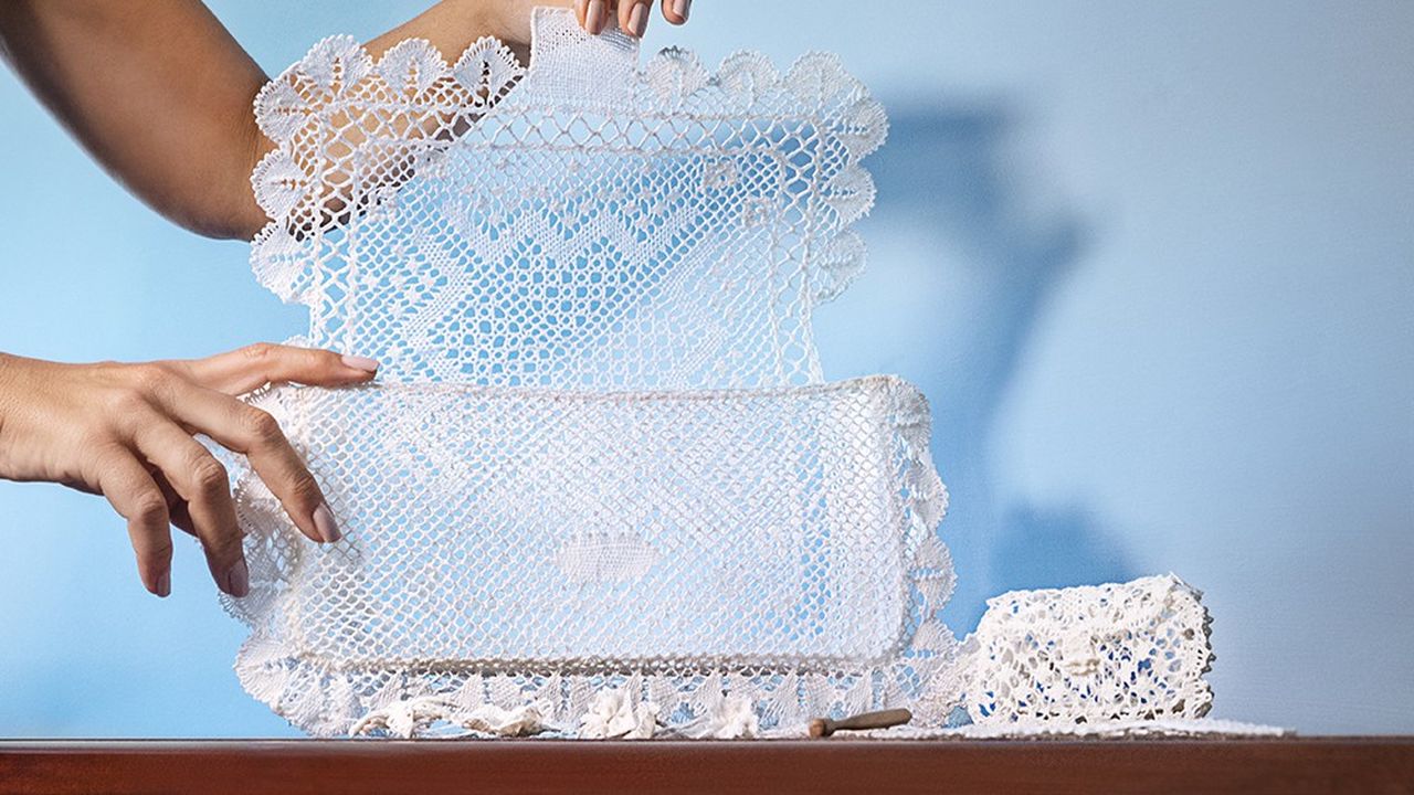 Dans le cadre de l'initiative «Hand in Hand», le sac Baguette de Fendi a été réinterprété par des artistes italiens sélectionnés par la marque pour représenter des savoir-faire uniques. Ces sacs sont exposés jusqu'au 27 novembre au Palazzo della Civiltà à Rome.