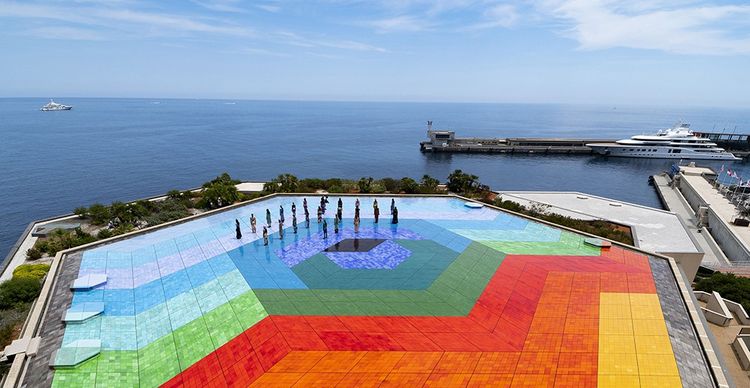 La terrasse- piscine «Hexa Grace» réalisé en 1979 par Victor Vasarely, sur le toit du centre des congrès à Monaco.
