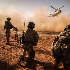 La France ne peut se permettre d'ignorer son environnement (ici, les soldats français de l'opération Barkhane au Mali)