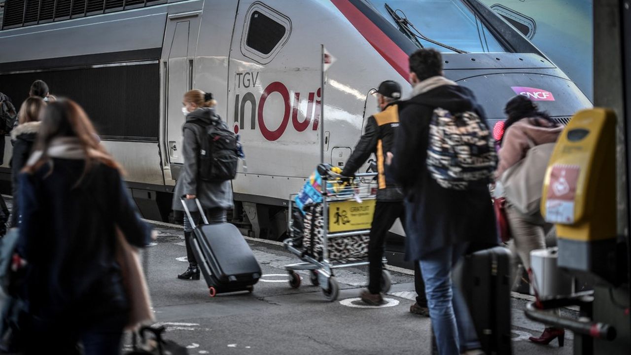 Des voyageurs dans le hall de la gare de Lyon, à Paris, le 18 décembre 2020.
