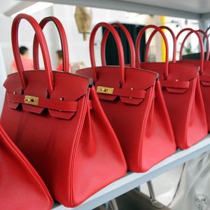 Les sacs Birkin réalisés par le groupe de luxe Hermès se vendent plusieurs milliers d'euros. Certains ont atteint des prix vertigineux aux enchères.