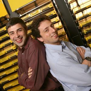 Larry Page et Sergey Brin, cofondateurs et coprésidents de Google (fondé le 4 septembre 1998) dans la salle des serveurs.