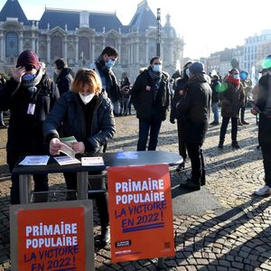 Des personnes étaient rassemblées le 15 janvier à Lille pour promouvoir la Primaire populaire et le rassemblement des partis de gauche à la présidentielle.