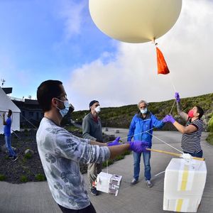 Lâcher de ballon-sonde à l'observatoire du Maïdo, le 23 janvier par une équipe scientifique franco-américaine.