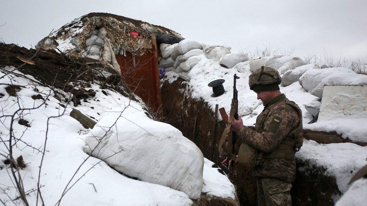 Un soldat ukrainien vérifie son arme dans une tranchée près de la ligne de contact face aux séparatistes du Donbass, dans l'est du pays.