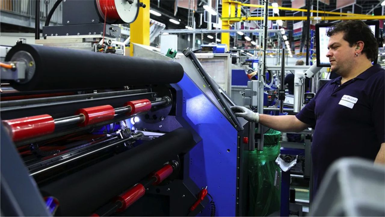 Des efforts d'automatisation et de robotisation de l'usine devront être faits dans un contexte très tendu de l'emploi aux Etats-Unis selon l'entreprise.