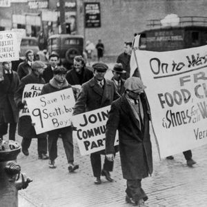 Dans les années 1920, des chômeurs américains manifestent leur mécontentement tenant des banderoles réclamant nourriture et vêtements pour les enfants.