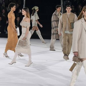 « La semaine de la mode de Paris a un coup d'avance sur ses trois principales concurrentes, New York, Londres et Milan, elle ne doit pas le perdre » (ici le défilé Jacquemus lors de la Paris Fashion Week, janvier 2020).