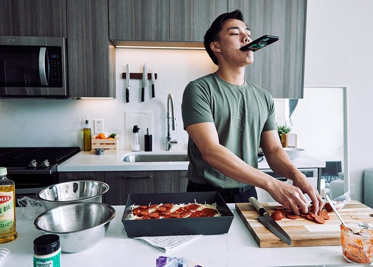 L'Américain Newton Nguyen, star des vidéos culinaires sur TikTok, dans sa cuisine à Los Angeles en mai 2021.