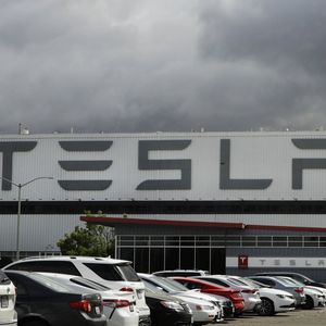 Même en ayant arrêté temporairement son usine californienne de Fremont, en février 2021, en raison de la pénurie de puces, Tesla a augmenté sa production l'an dernier de 87 %.