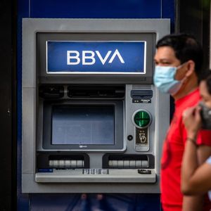 BBVA est avec Santander et CaixaBank l'une des trois principales banques en Espagne.