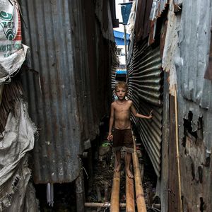 En mai 2021, un petit garçon birman dans un bidonville de la banlieue de Rangoun.