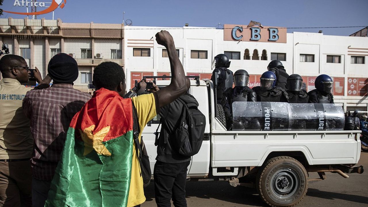 L'armée a pris le pouvoir au Burkina Faso alors que de nombreux habitants protestaient depuis des semaines contre l'incapacité du régime à faire face aux djihadistes.
