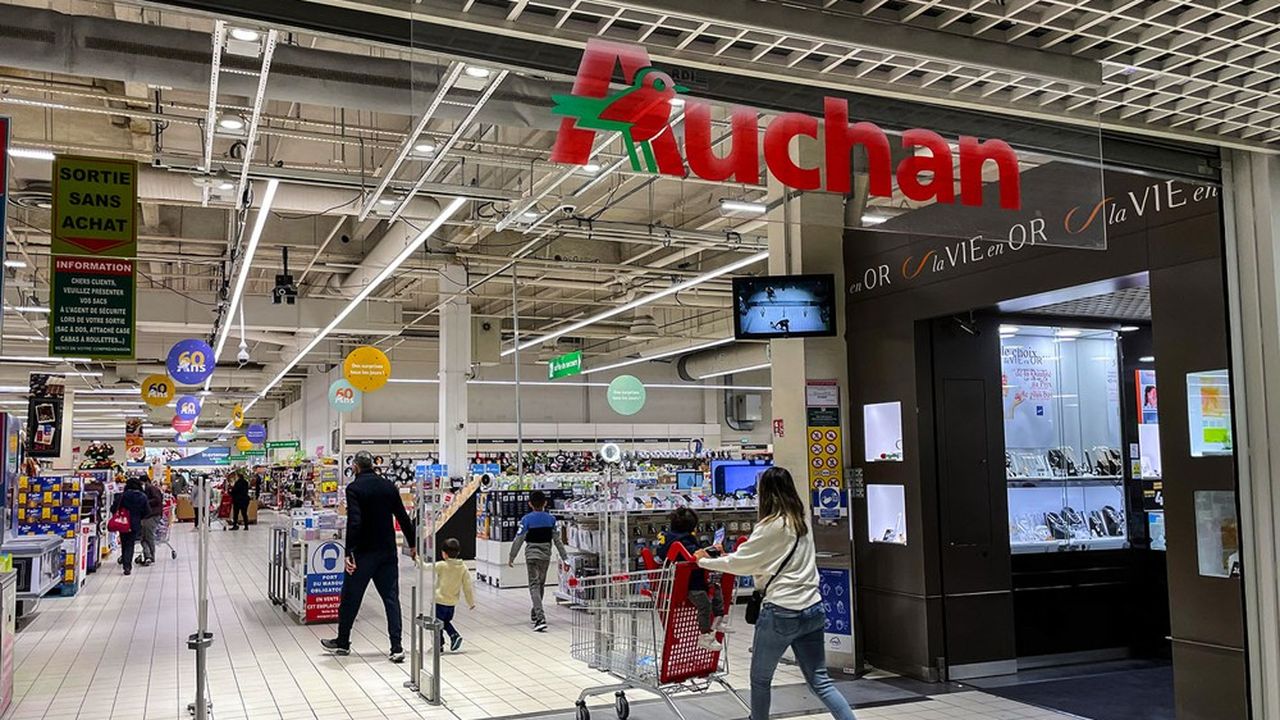 La fusion entre Auchan et Carrefour impliquerait des centaines, voire des milliers de suppressions de postes.