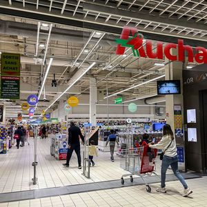 La fusion entre Auchan et Carrefour impliquerait des centaines, voire des milliers de suppressions de postes.