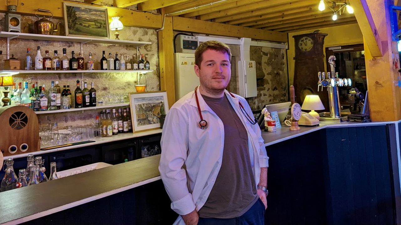 Sylvain Vereycken--Lazou, 28 ans, partage sa vie entre la gestion du bar Le Cornemuse dans le Morvan et son internat en médecine.