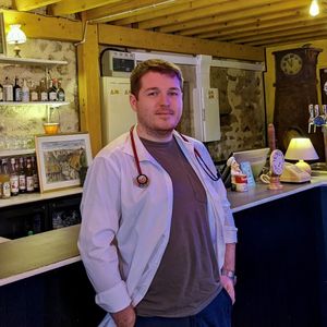 Sylvain Vereycken--Lazou, 28 ans, partage sa vie entre la gestion du bar Le Cornemuse dans le Morvan et son internat en médecine.