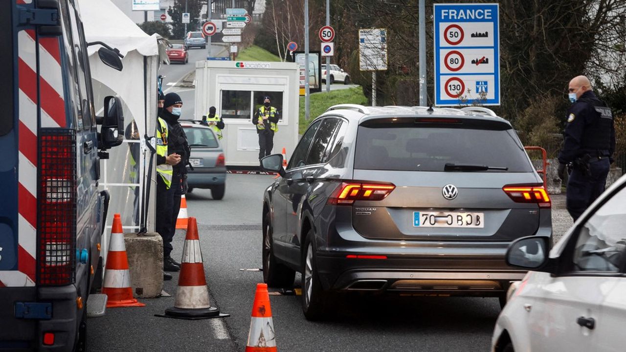 La police nationale française contrôle les tests PCR des passagers des véhicules en provenance d'Espagne à Irun en février 2021.