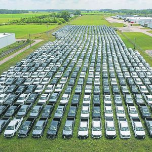 La production mondiale automobile a été amputée de 10 millions de véhicules en raison de la pénurie de semi-conducteurs.