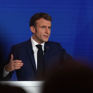 La cote de confiance d'Emmanuel Macron progresse, à 35 %, portée par sa stature présidentielle.