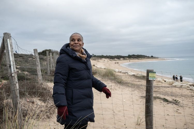 Christiane Taubira a pris l'air jeudi sur l'île d'Oléron, pour parler réchauffement climatique et érosion, au lendemain d'une prestation ratée sur le mal-logement.