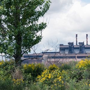 La production d'acier dans un haut-fourneau (ici ArcelorMittal à Fos-sur-Mer) entraîne l'émission de près de 2 tonnes de CO2 par tonne d'acier produite.