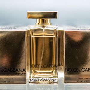 Depuis la sortie de sa première fragrance en 1992, Dolce & Gabbana a lancé une centaine de parfums et a développé un portefeuille complet de produits de maquillage.