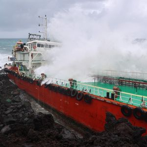 Tetra Star, un pétrolier-souteur mauricien, s'est échoué dans la nuit du 3 ou 4 février sur la côte sud-est de La Réunion, au niveau d'une coulée volcanique.