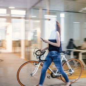 Arriver à vélo sur son lieu de travail, avec le soutien de son entreprise, n'est pas encore chose répandue dans les grandes entreprises du CAC 40.