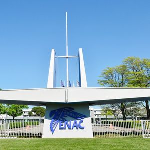L'Enac forme notamment les contrôleurs aériens, les techniciens et les ingénieurs électroniciens de la Direction générale de l'aviation civile (DGAC).