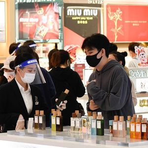 Le parfum, longtemps délaissé en Chine, connaît un fort engouement, avec un bond de 138 % des ventes en deux ans.