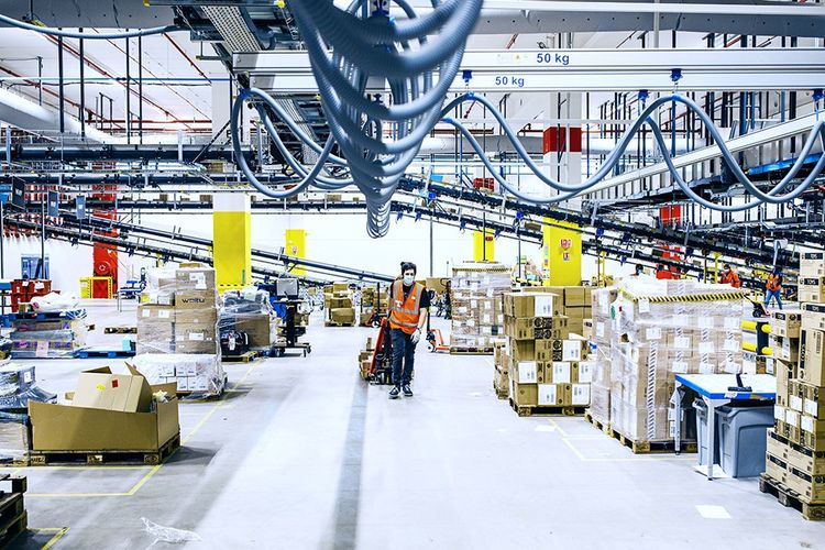 L'entrepôt Amazon à Augny est les plus grand en France à ce jour : 182.000m2 de surface déployée sur quatre étages. Ici, le rez-de-chaussée où arrivent les commandes, préparées aux étages supérieurs, qui vont être empaquetées, étiquetées et expédiées.
