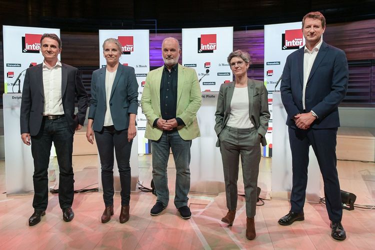 Les cinq candidats à la primaire écologiste lors de leur premier débat : de gauche à droite, Eric Piolle, Delphine Batho, Jean Marc Governatori, Sandrine Rousseau et Yannick Jadot.