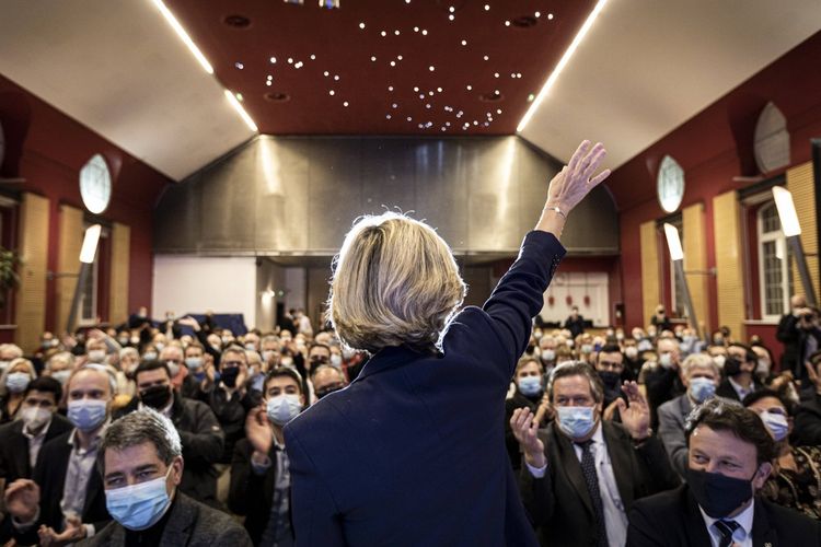 Quelques jours après son investiture, Valérie Pécresse a été contrainte, en raison de la reprise épidémique, de remplacer une grande réunion publique à la Porte de Versailles au profit d'un rassemblement plus modeste à La Mutualité, à Paris.