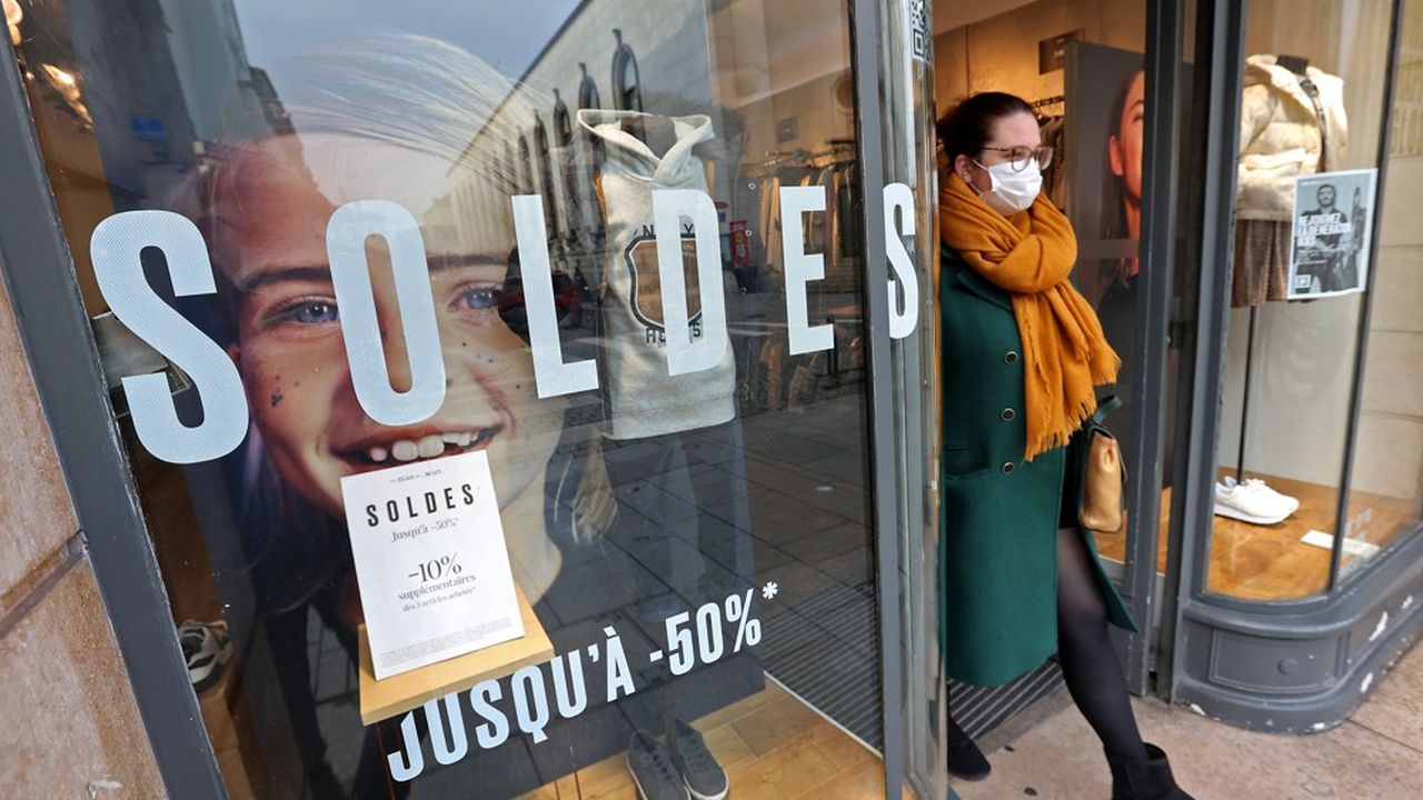 L'Alliance du commerce (grands magasins, habillement, chaussure) a relevé une baisse de 17 % du chiffre d'affaires lors des soldes d'hiver 2022 par rapport à 2019.