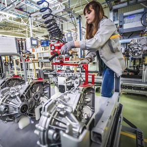 L'usine Renault basée à Cléon (Normandie), qui assemble déjà les moteurs de la ZOE, assurera cette nouvelle production à partir de 2027.
